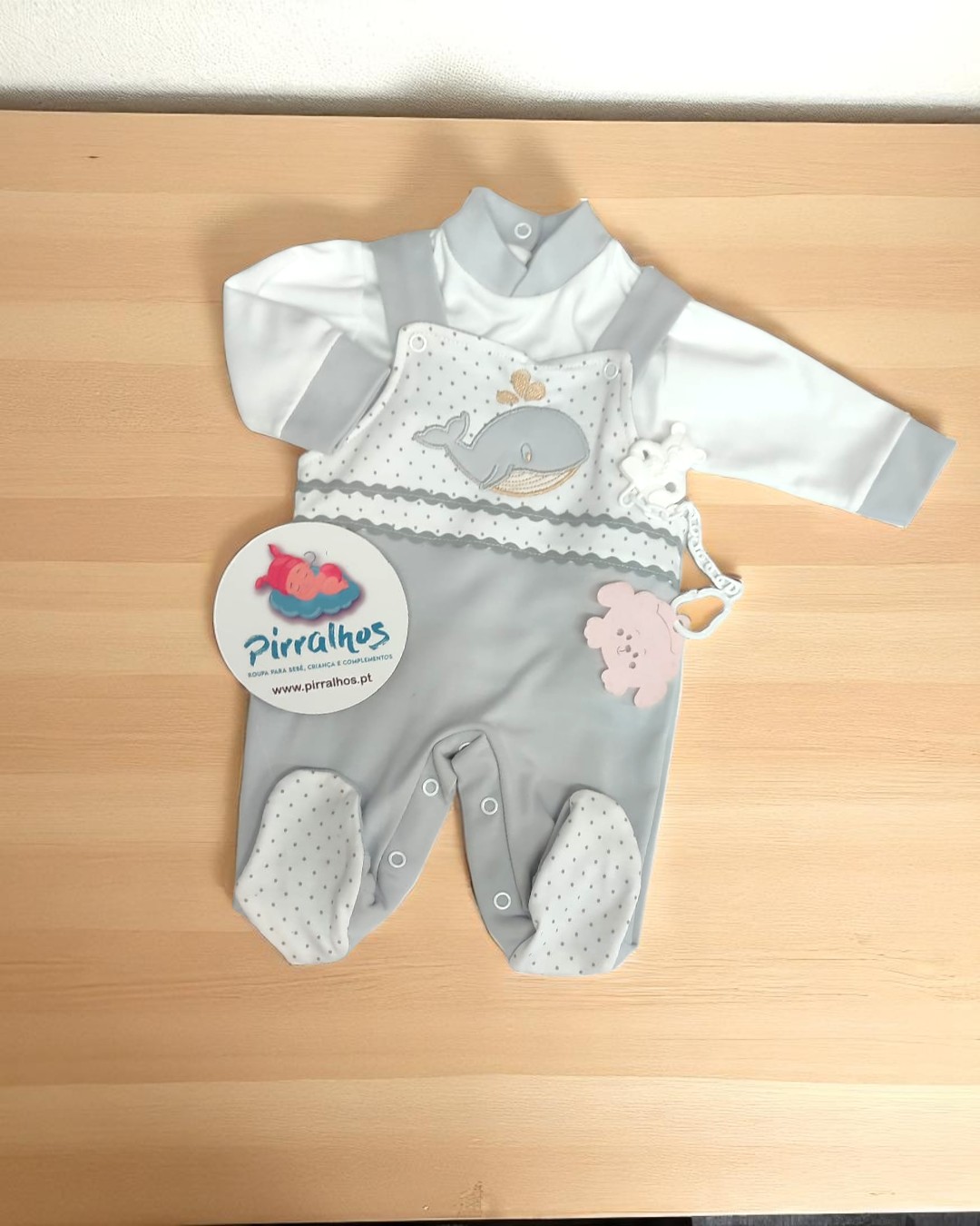 Jardineira de algodão Baleia