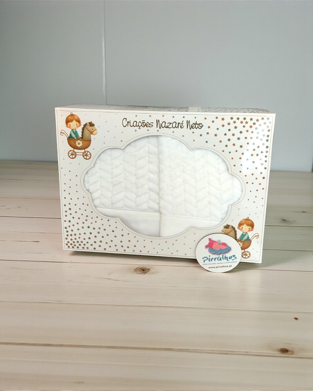 Embalagem com produto têxtil branco com padrão e detalhes dourados