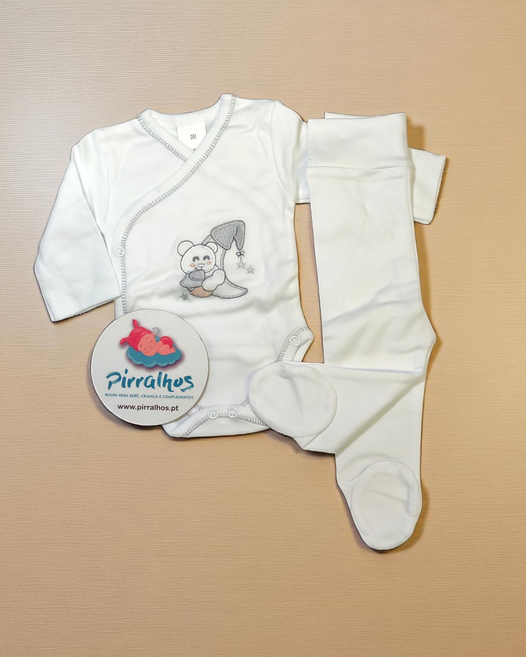 Conjunto de bebê com body branco e meia-calça, bordado de urso, etiqueta Pirrilhos