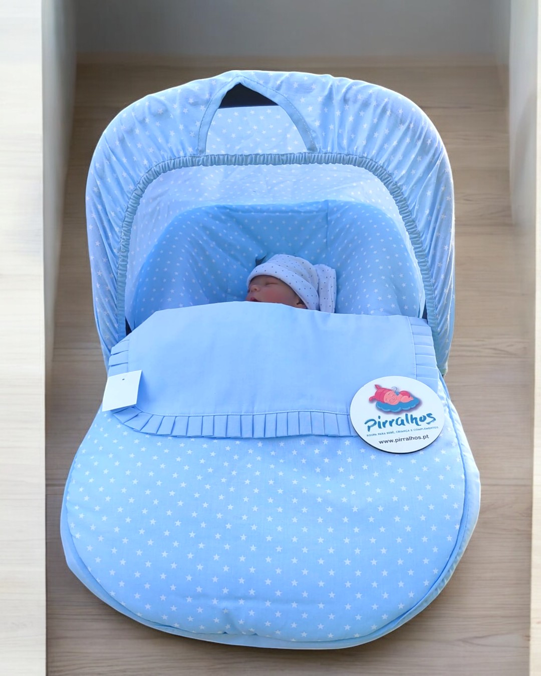 Ovo para bebé azul claro com padrões de estrelas brancas e etiqueta Pirralhos