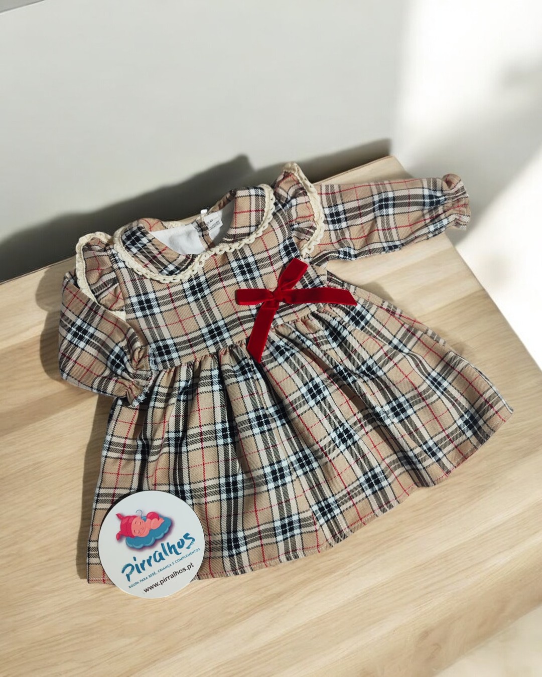 Vestido com laço vermelho de lado e folho na manga