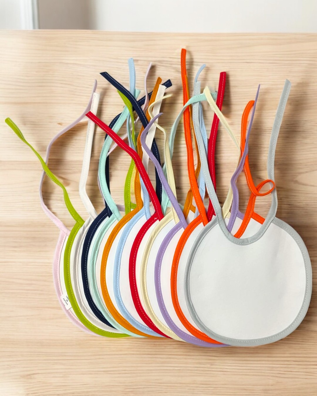 Babete impermeável redondo Mickey Pijama - 12 cores à escolha, Exclusivo Pirralhos