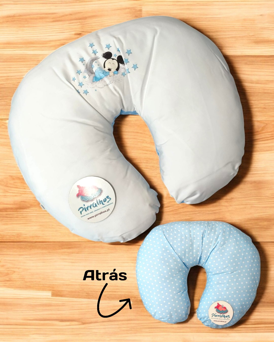 Almofadas azuis claras com padrão de estrelas e bolinhas em madeira clara