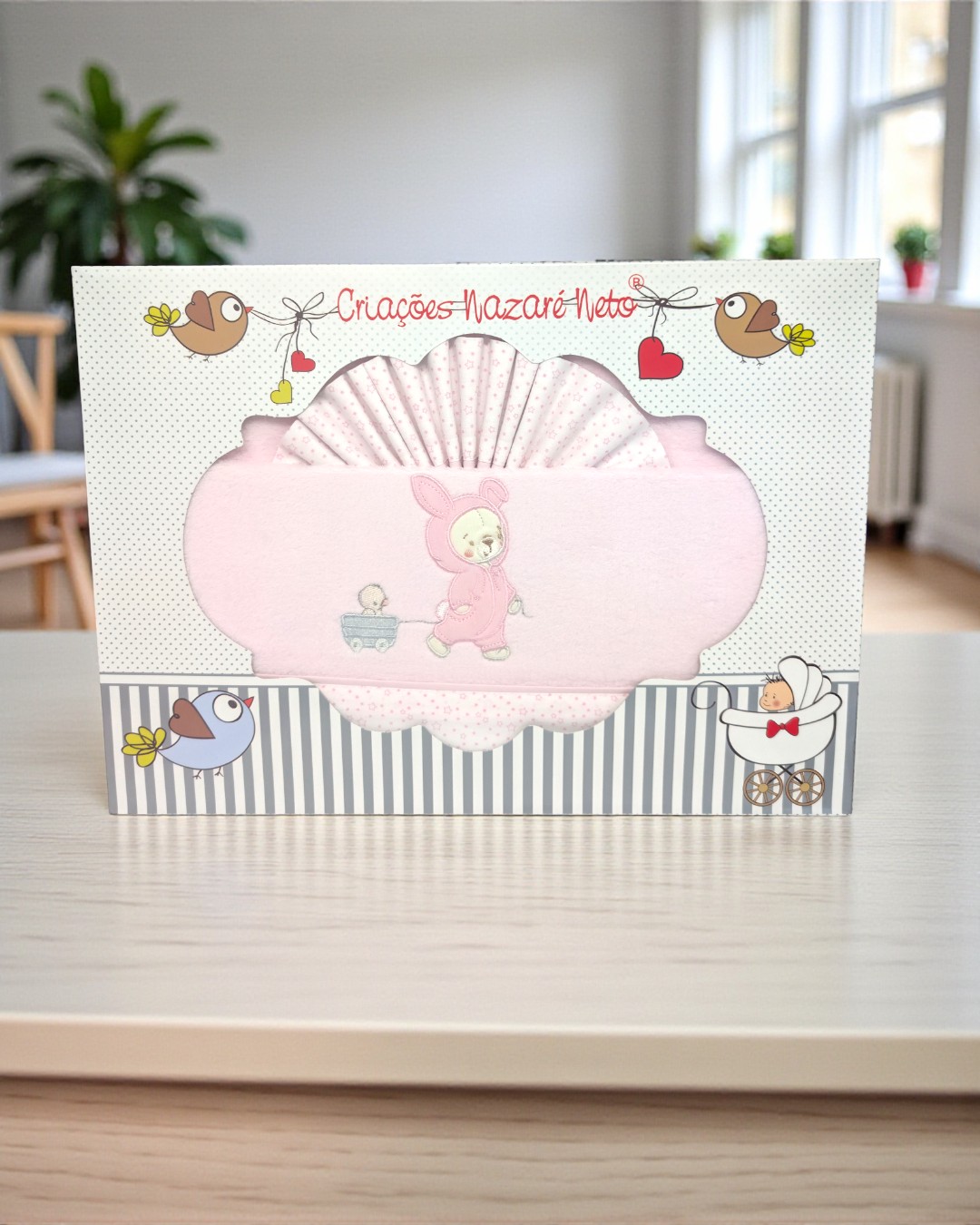 Conjunto de roupa de bebé rosa com ursinho e carrinho em embalagem decorada