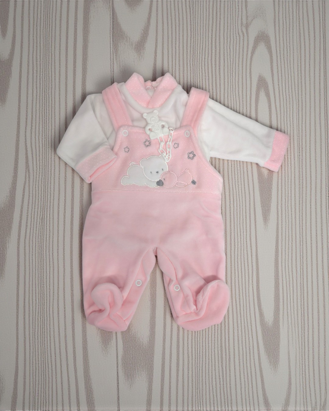 Roupa de bebé rosa e branca com bordado de urso e laço