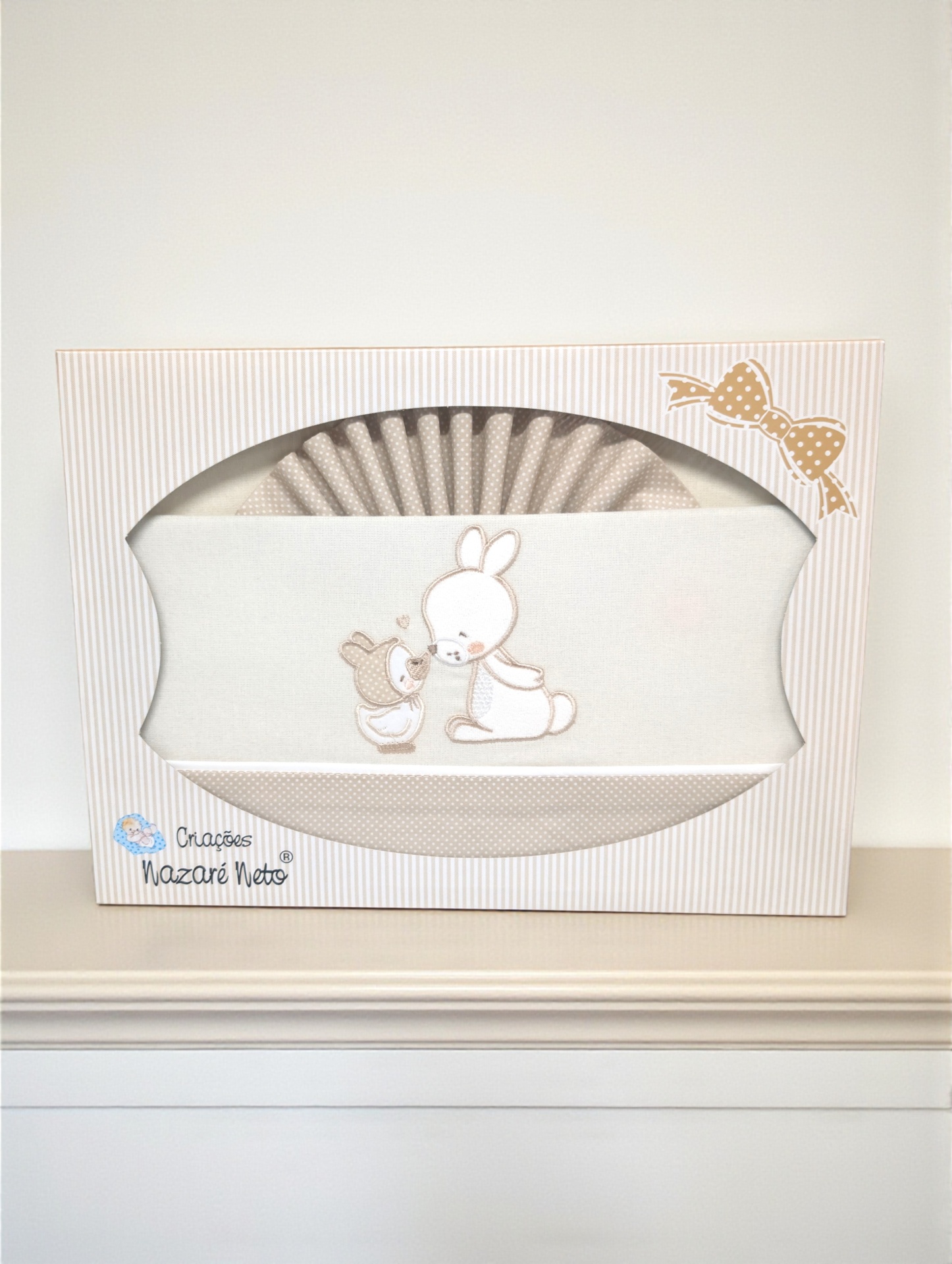 Conjunto para bebé com bordado de coelho e pato em caixa creme com riscas