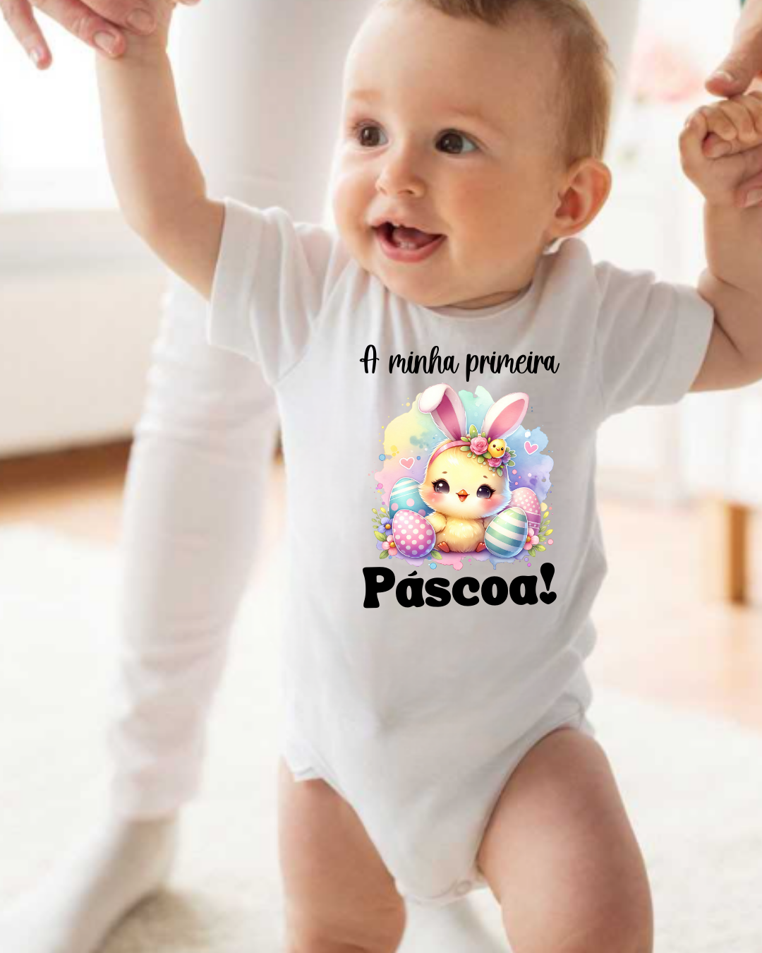 Body branco de bebé com estampado de Páscoa e texto em português