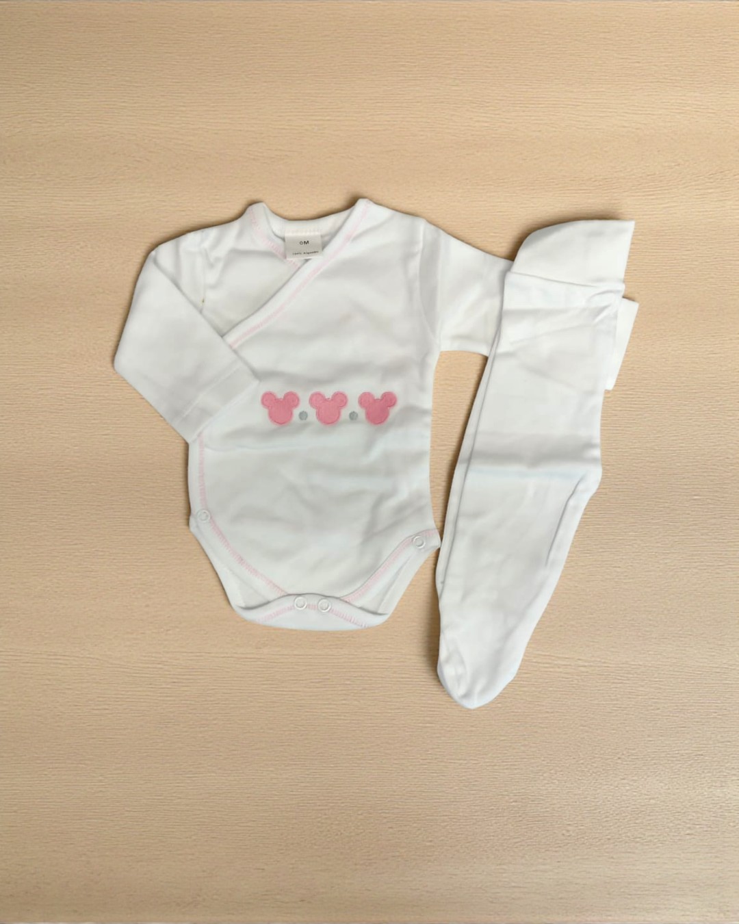 Conjunto de roupa para bebé branco com body de manga comprida e calças com pé integral