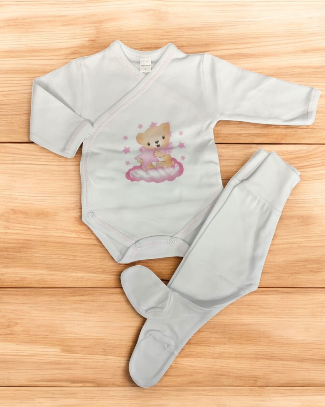 Conjunto de bebé branco com estampado de urso e calças com pés