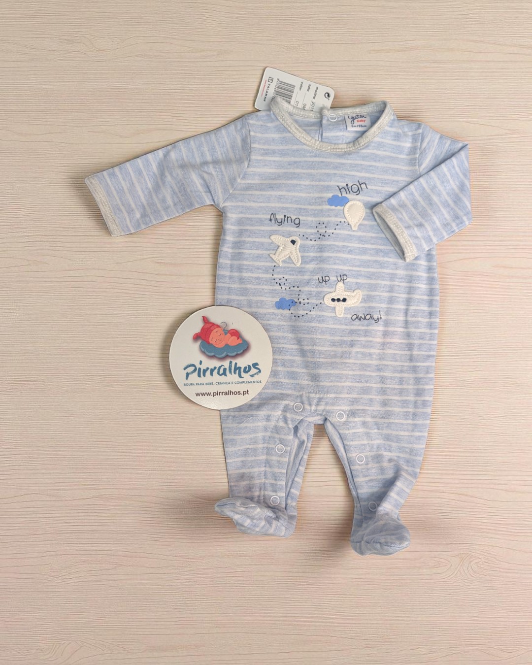 Macacão azul e branco para bebé com estampa de avião e texto em inglês