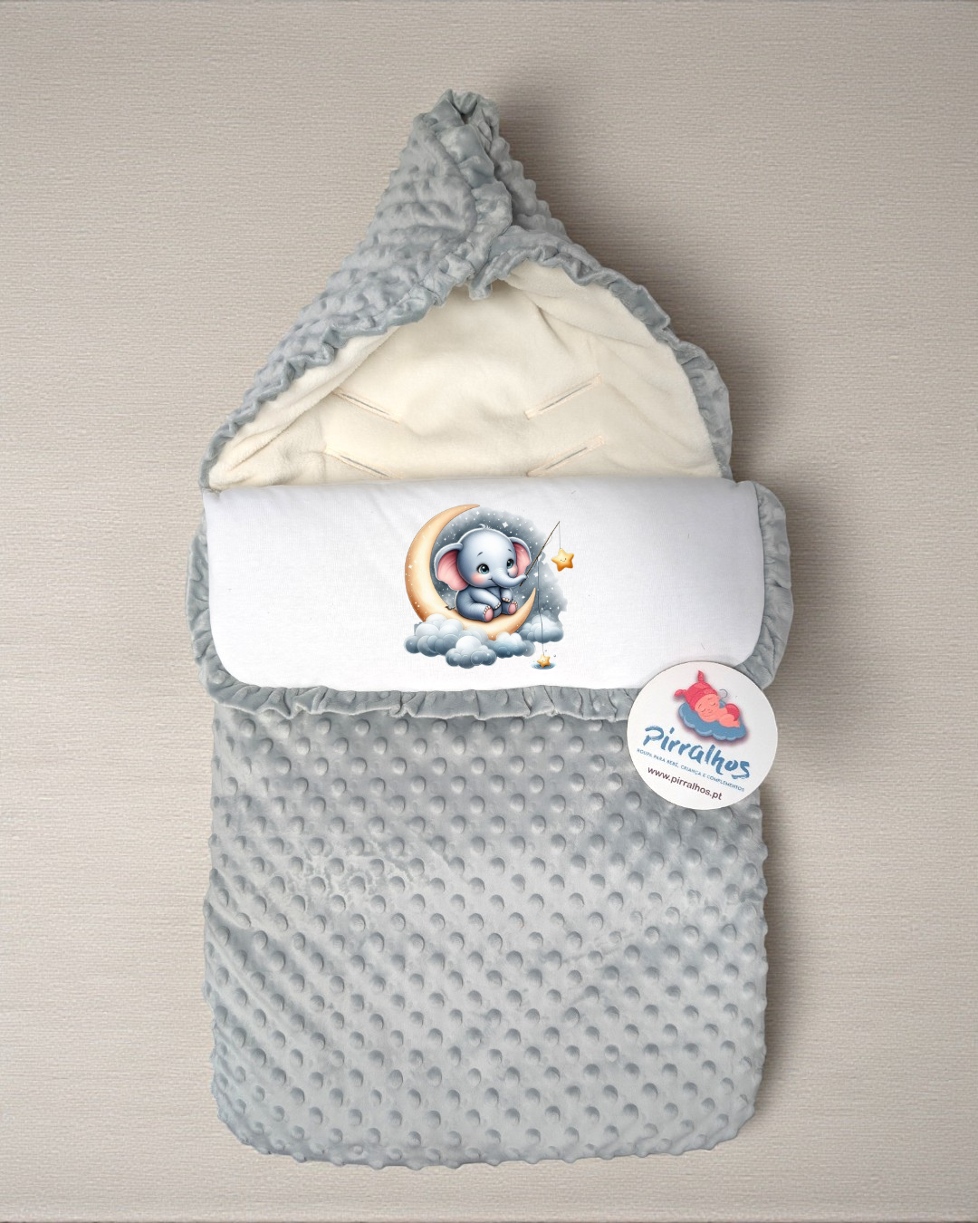 Saco de bebé cinza com elefante a pescar estrela e etiqueta Pirralhos