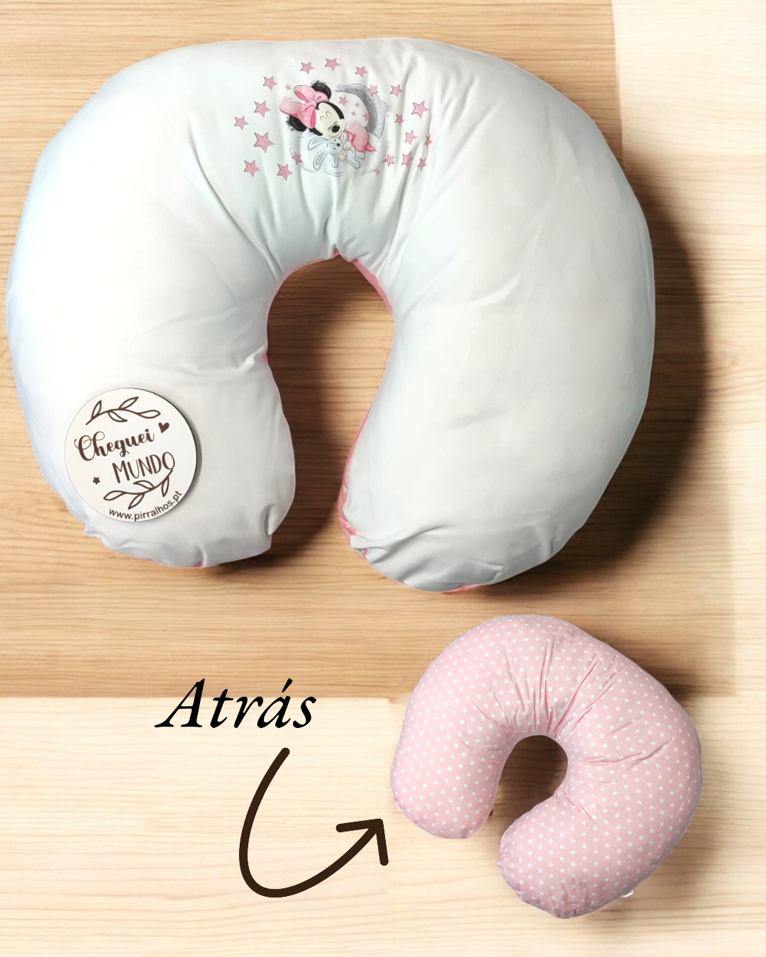 Travesseiro em U branco e rosa com estampa da Minnie e bolinhas brancas