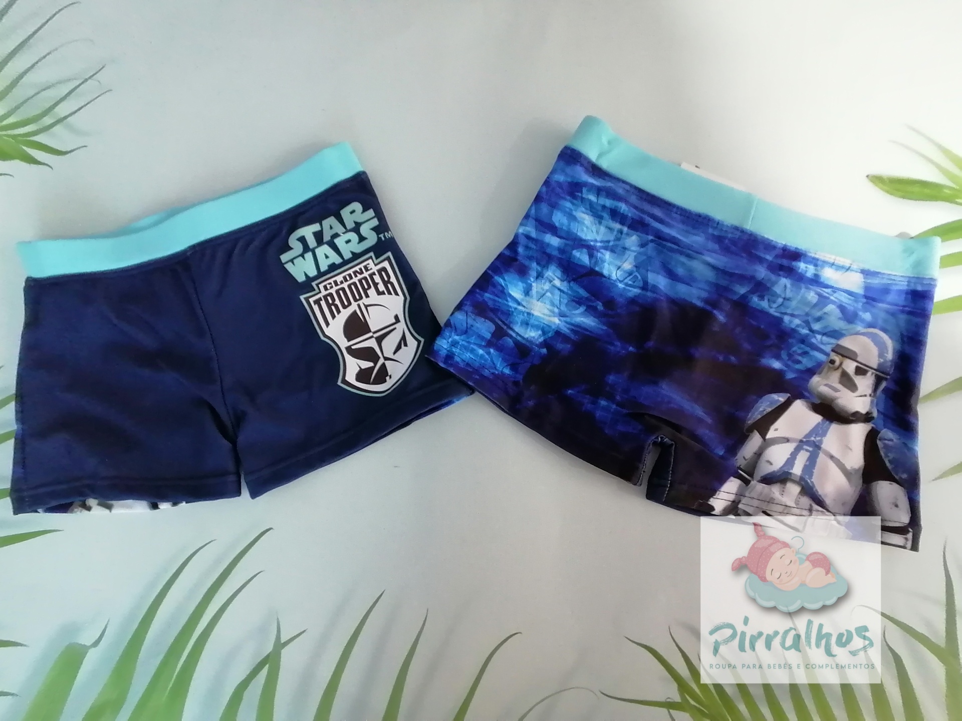 Dois calções de banho azuis com estampas Star Wars, um com logo e outro com imagem de Stormtrooper