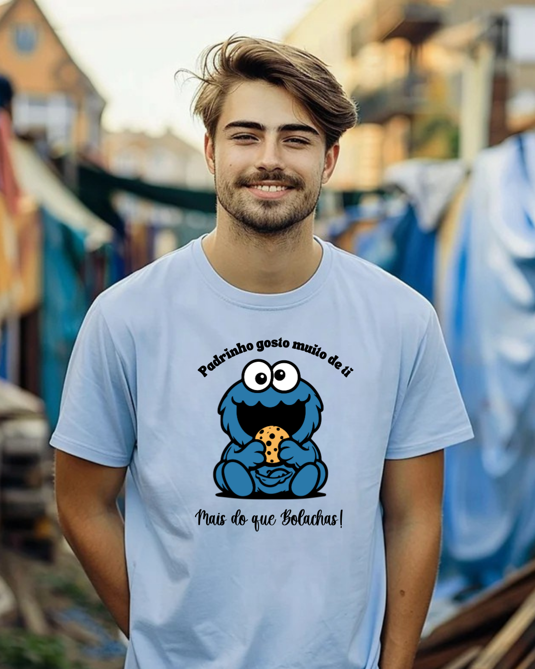 T-shirt branca com estampa de personagem azul com bolacha e texto em português.