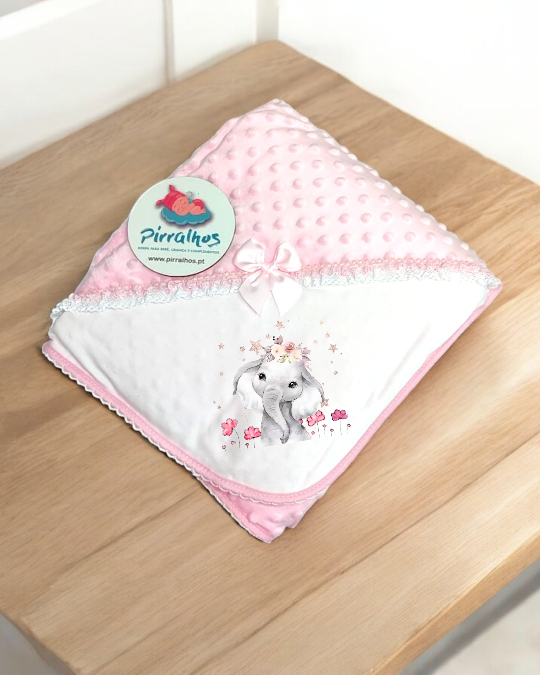 Manta rosa e branca estampada com elefante para bebé