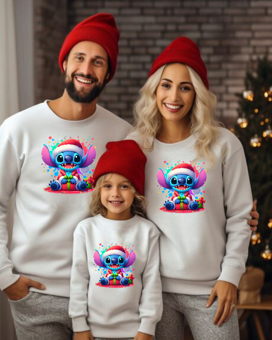 Família com camisolas de Stitch de Natal e gorros vermelhos em ambiente de Natal
