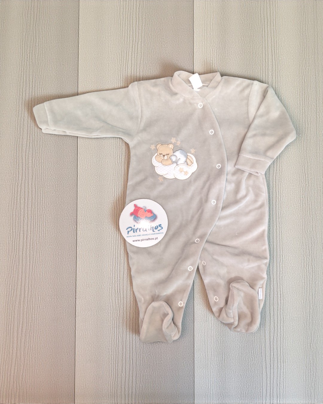 Macacão cinza claro para bebé com bordado de ursinho e etiqueta redonda