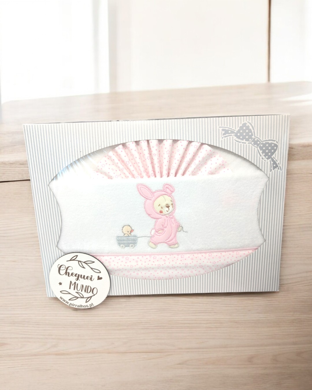Fralda de pano branca com bordado de raposa e pato em embalagem com riscas cinza e laço cinza