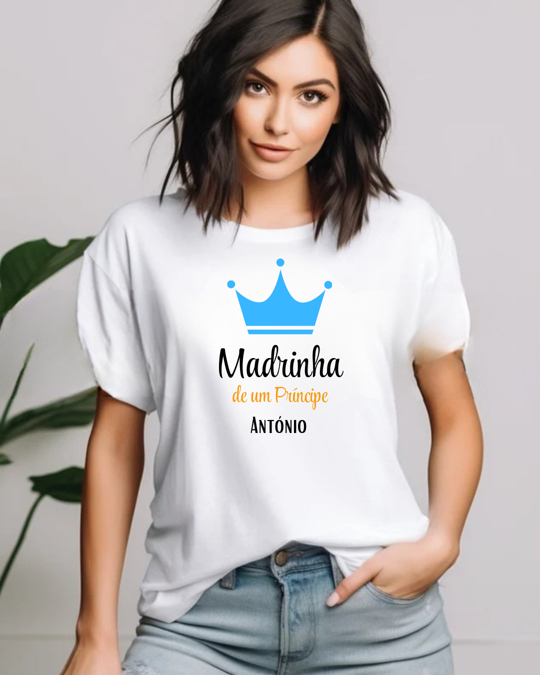 Mulher com camisola branca estampada com coroa azul e texto Madrinha de um Príncipe ANTÓNIO