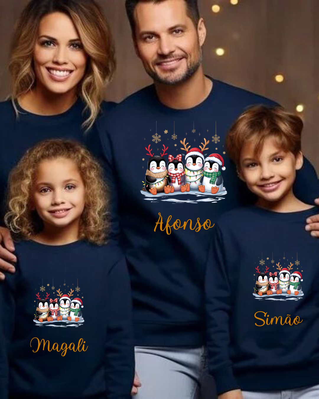 Quatro pessoas com sweatshirts azuis e estampados de pinguins de Natal com nomes