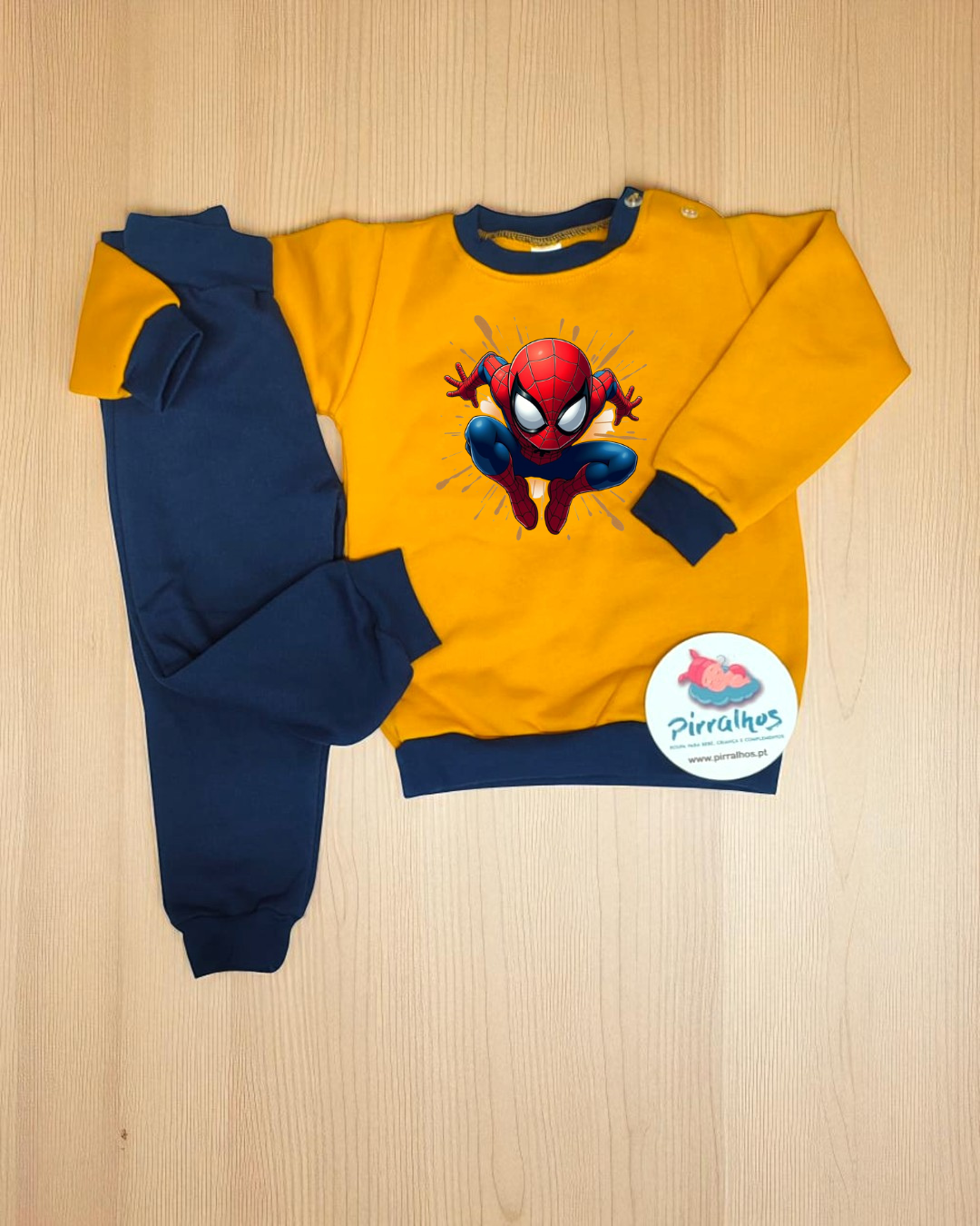 Conjunto de roupa infantil amarelo e azul com Homem-Aranha