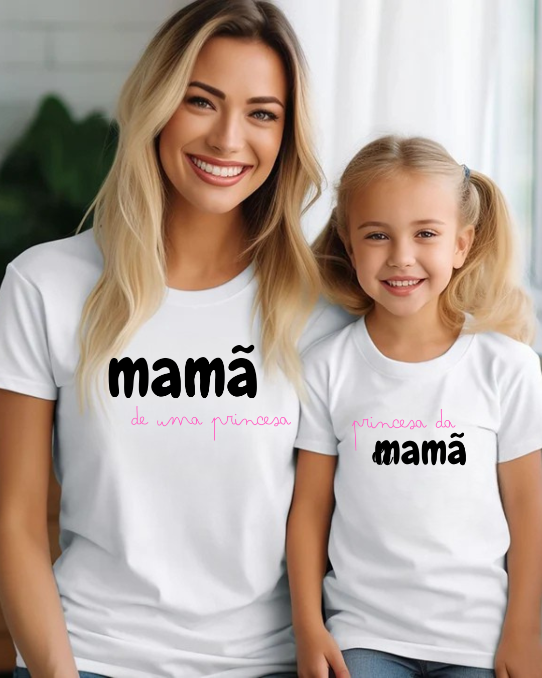 Camisolas brancas para mãe e filha com texto em preto e rosa, mãe e filha sorridentes, fundo claro.