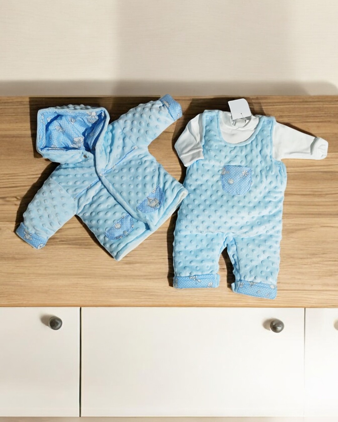 Conjunto de jardineira de veludo e casaco