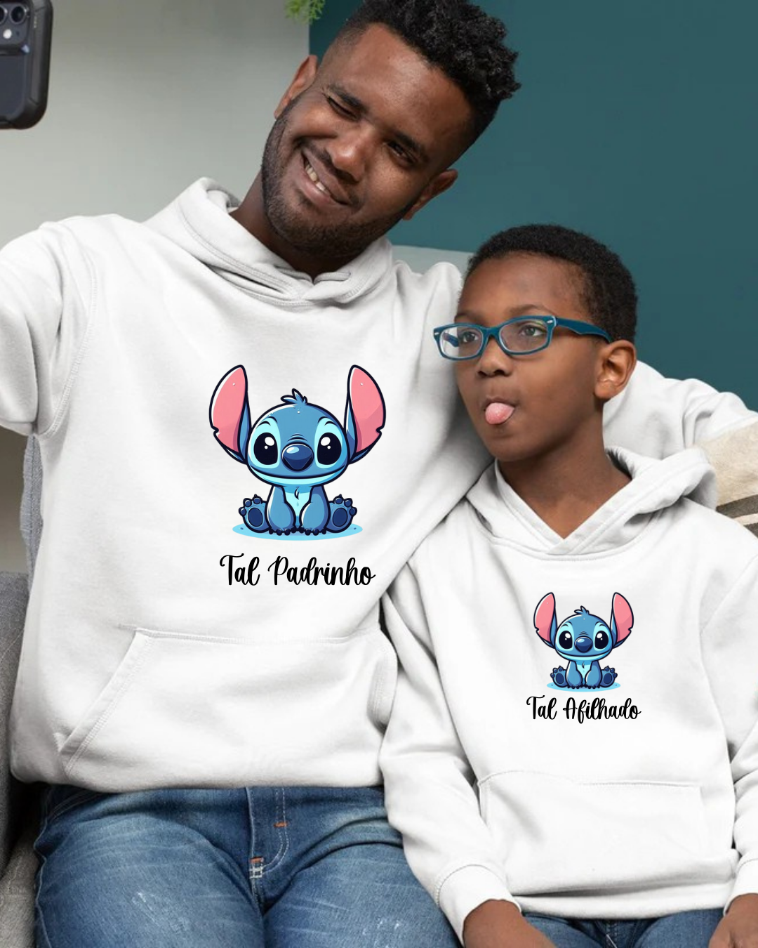 Duas pessoas com sweatshirts brancas com Stitch e texto Tal Padrinho e Tal Afilhado a tirar selfie.