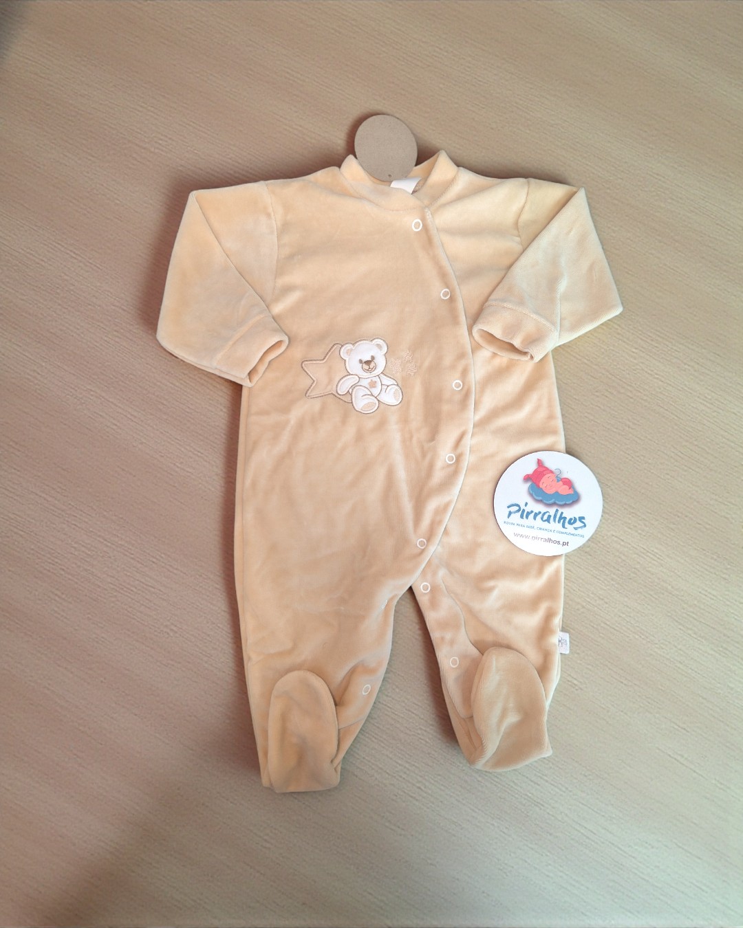 Pijama inteiro bege para bebé com urso bordado