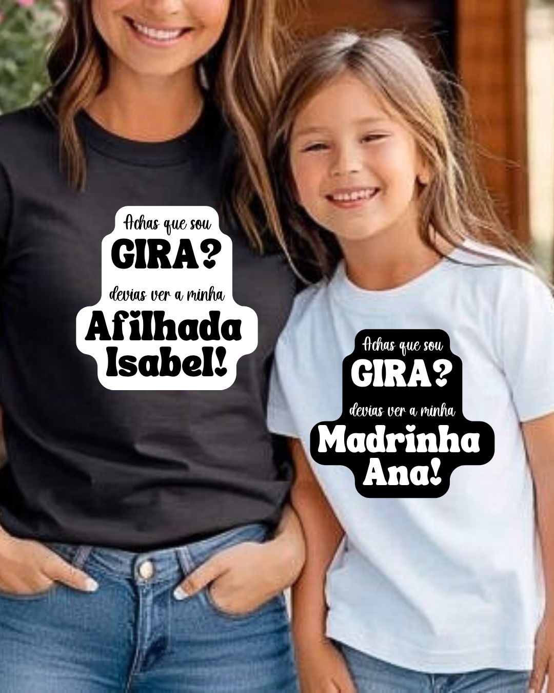 Camisolas preta e branca com textos personalizados sobre afilhada e madrinha, usadas por uma mulher e uma menina sorridentes.