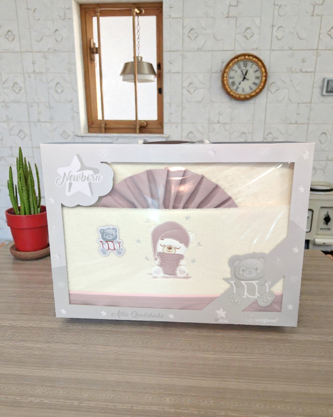 Pacote de manta para recém-nascido bege com urso bordado, em caixa branca com janela transparente