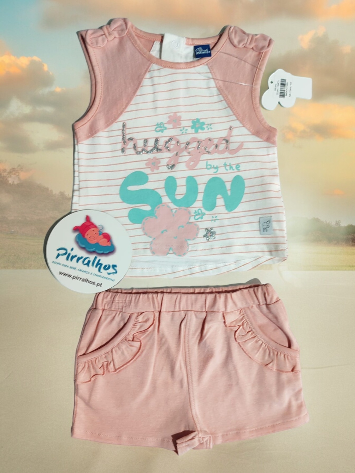 Conjunto infantil com camisola branca riscada rosa e calções rosa claro
