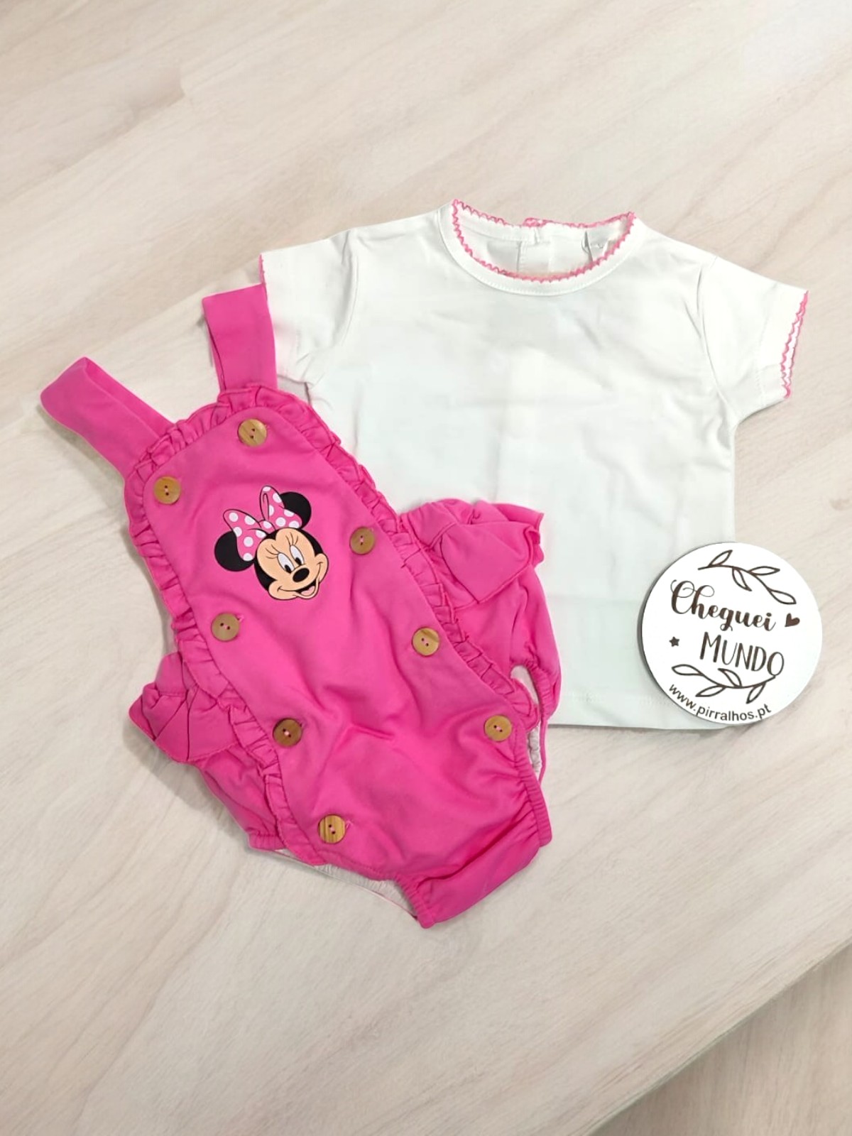 Conjunto de bebé com body branco e jardineira rosa com estampa da Minnie