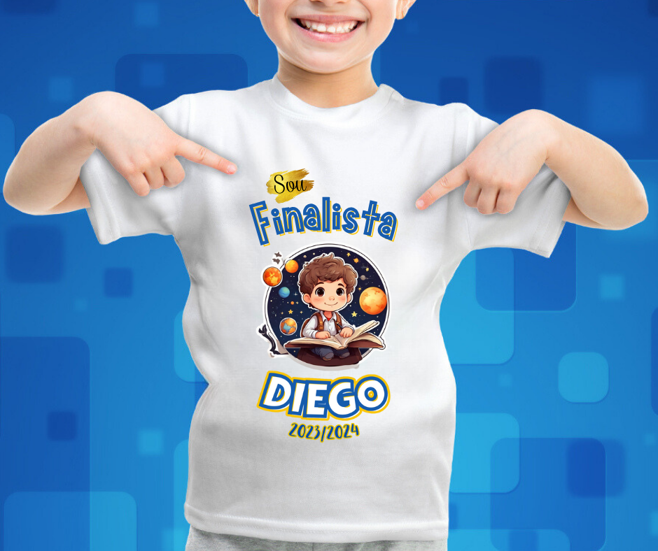 Camisola branca com estampa colorida e texto 'Sou Finalista DIEGO 2023/2024' e ilustração infantil