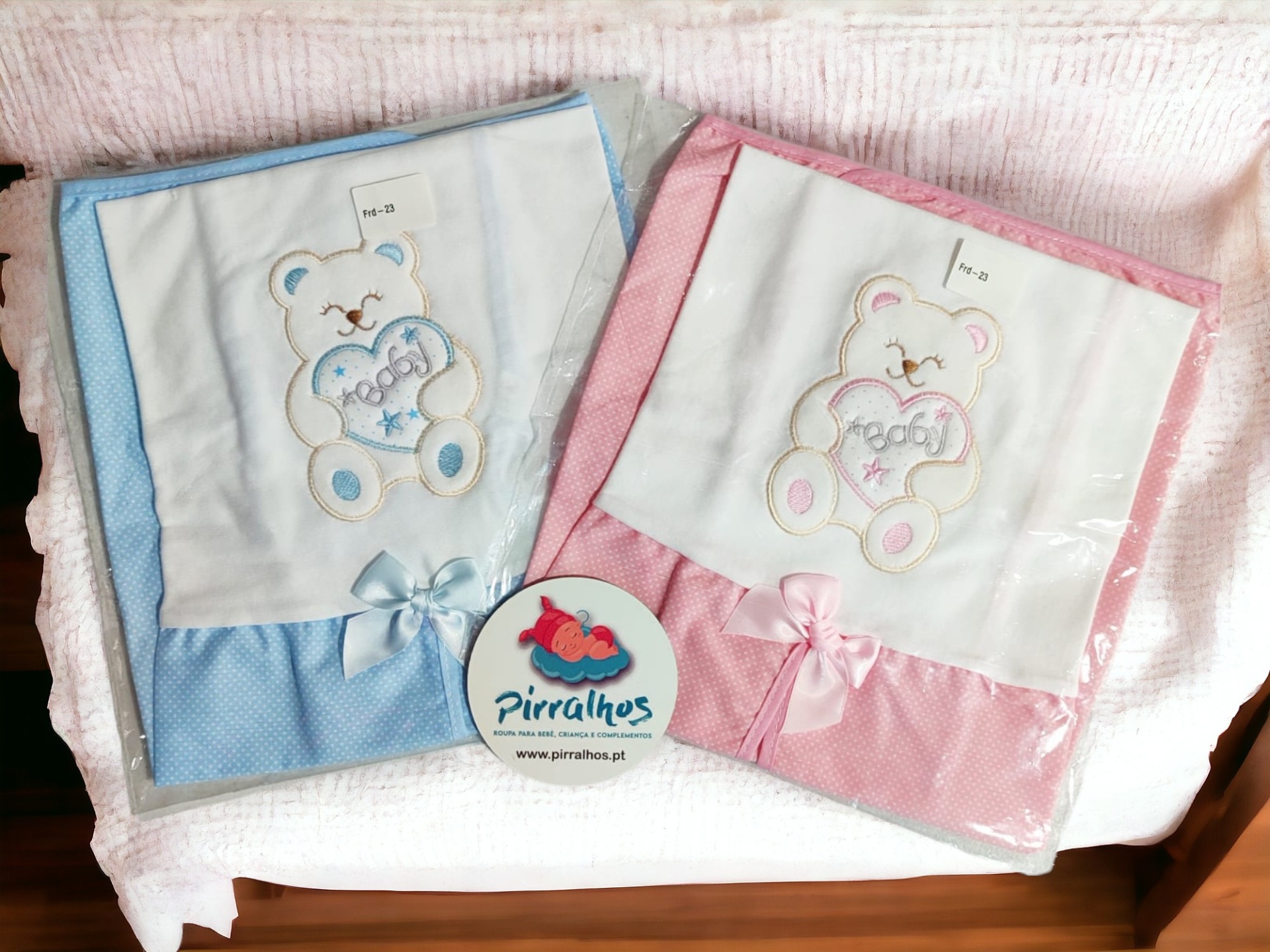 Conjunto de cobertores para bebé azul e rosa com bordados de ursinhos