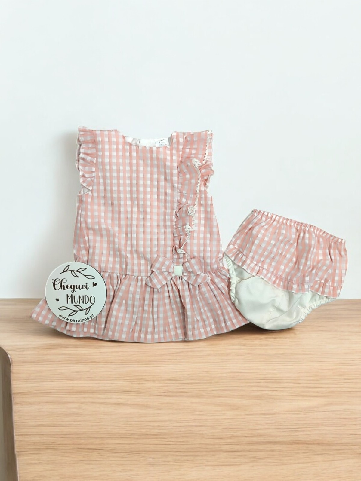 Conjunto de vestido e cuequinha para bebé rosa com padrão de quadrados brancos e etiqueta Cheguei ao MUNDO