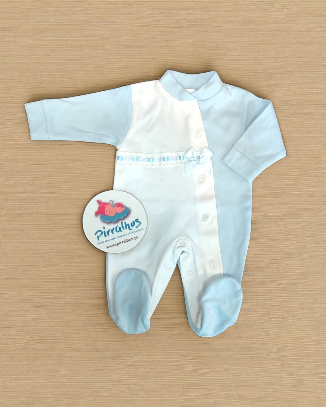 Macacão de bebé azul claro e branco com botões e etiqueta 'Pirrrachos'
