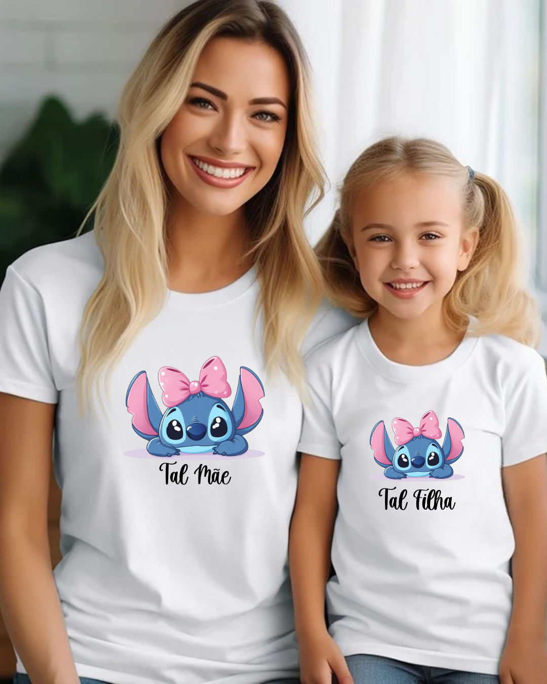 Camisetas brancas com personagem azul e laço rosa, mulher e menina sorridentes