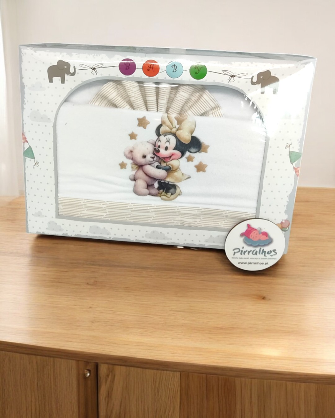 Caixa com conjunto de têxteis para bebé com estampa de Minnie e urso.