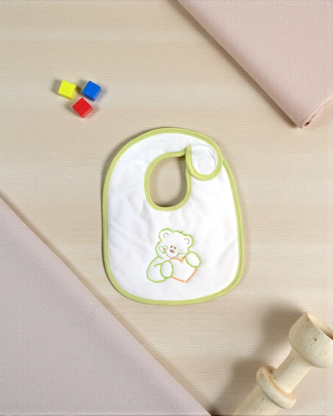 Babete impermeável  Ursinho com coração