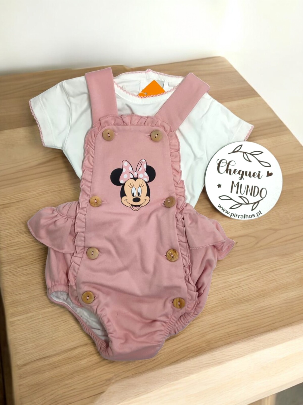Conjunto de bebé com body branco e jardineira rosa com Minnie Mouse