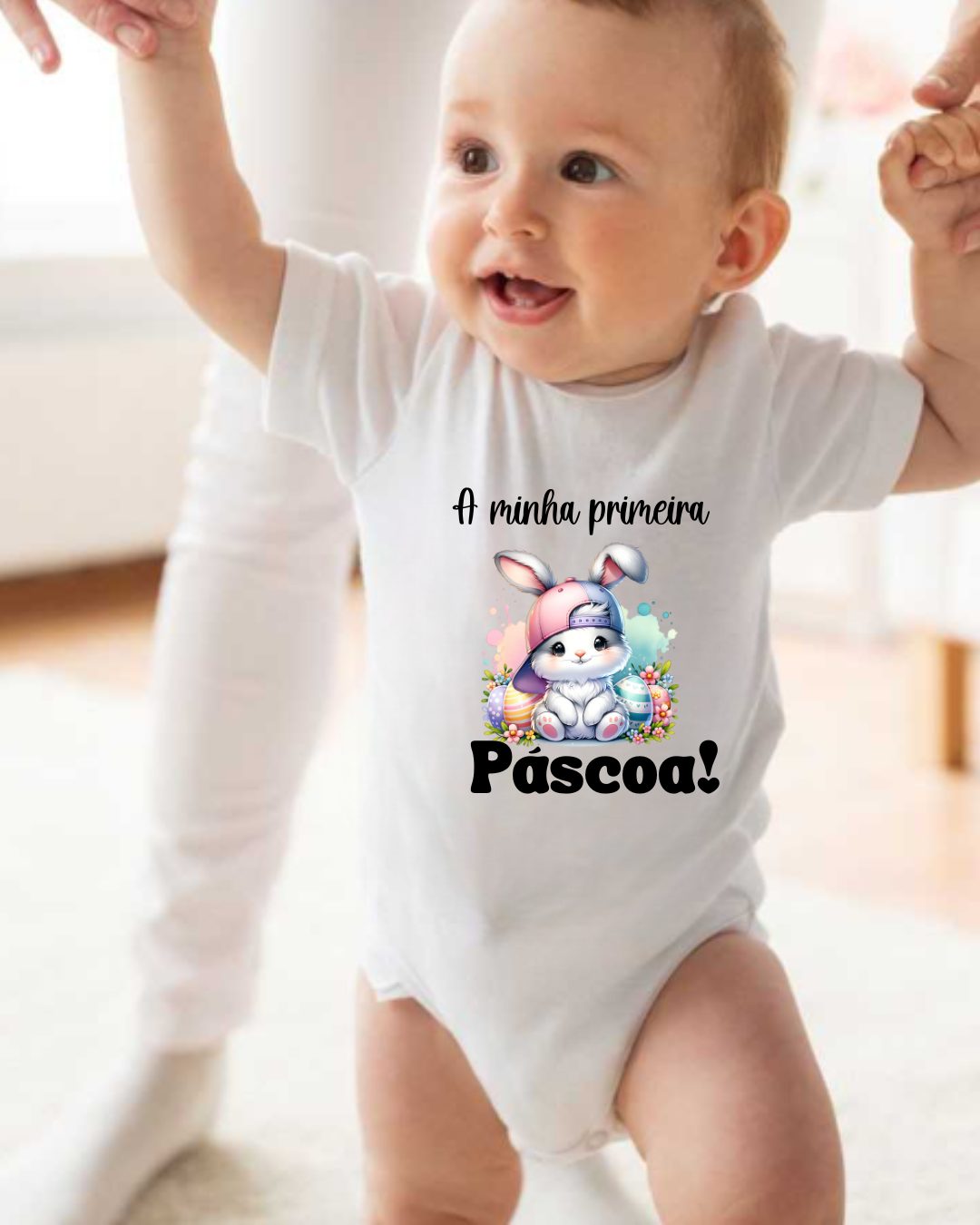 Body branco para bebé com estampa de coelho e texto 'A minha primeira Páscoa!'.