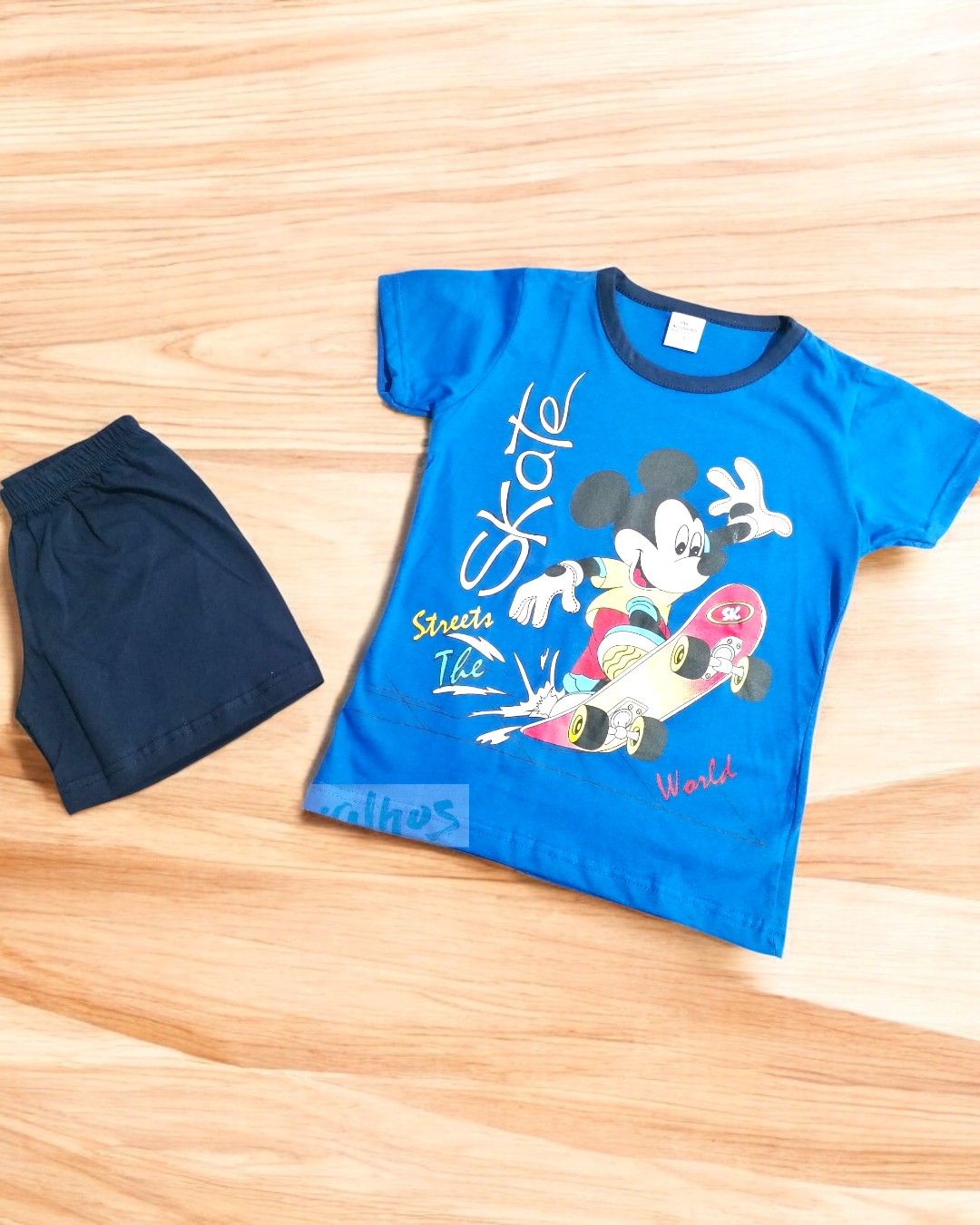 Conjunto roupa infantil t-shirt azul Mickey Mouse skate calções pretos