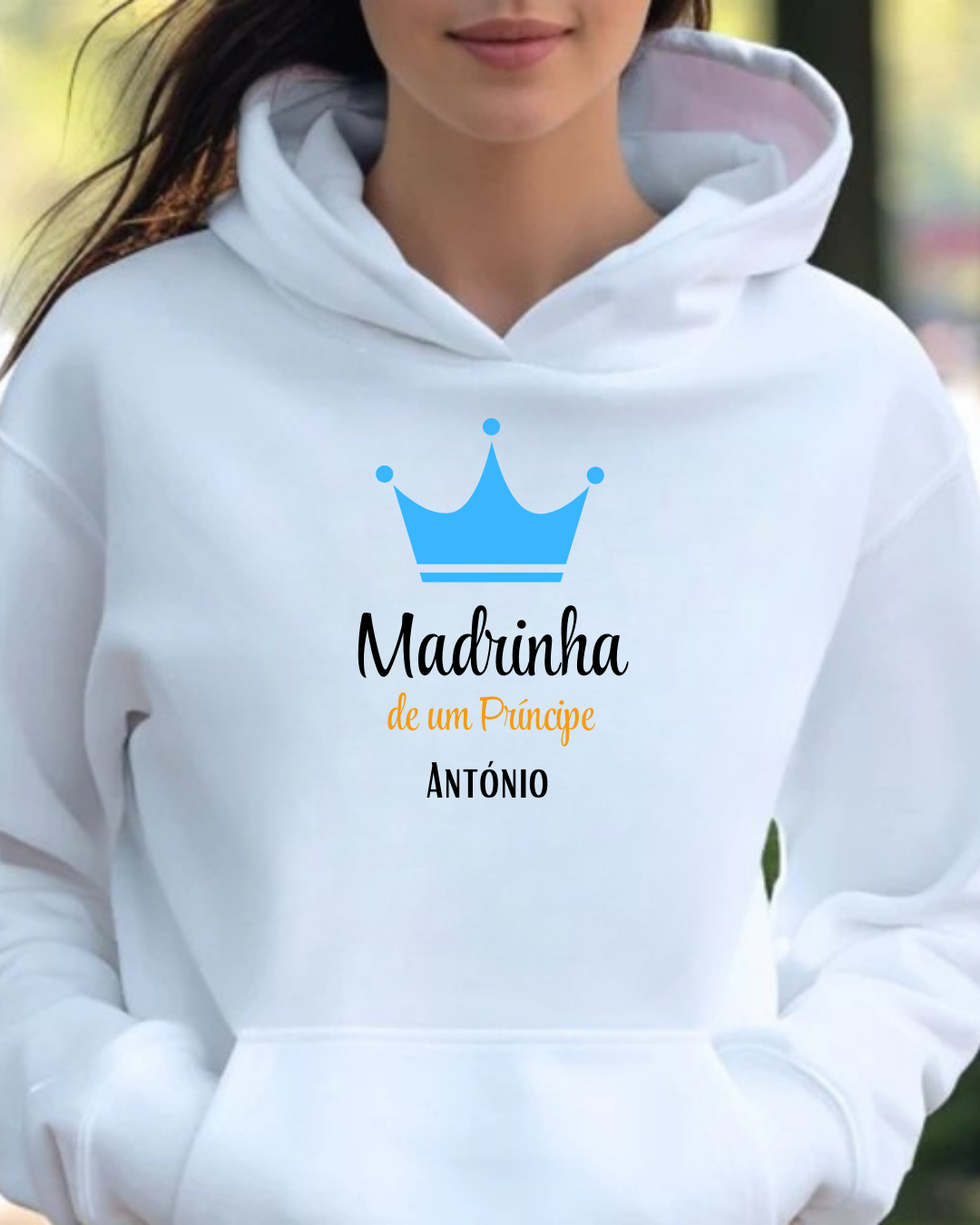 Sweatshirt branca com capuz e estampagem azul, preta e amarela com texto em português.
