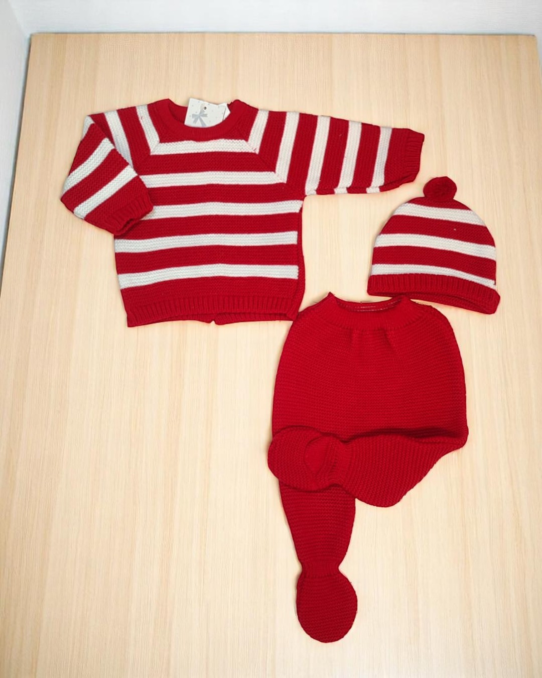 Conjunto de roupa bebé em malha vermelha com riscas brancas e calças vermelhas