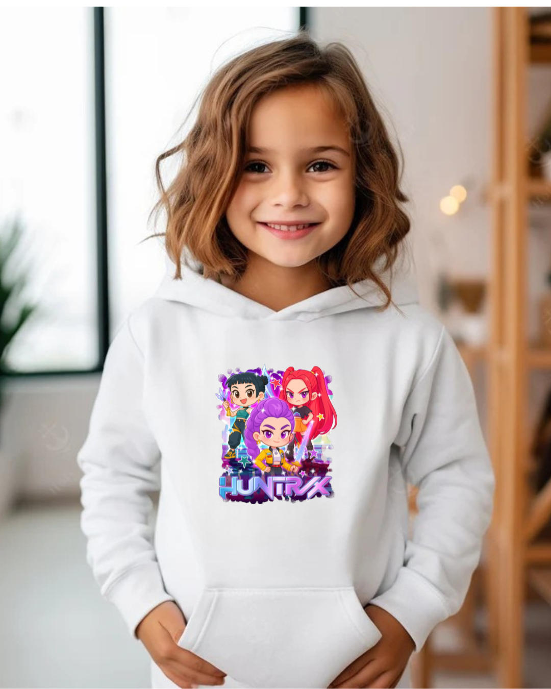 Camisola branca com capuz e estampa colorida de personagens de desenho animado e texto HUNTRX.