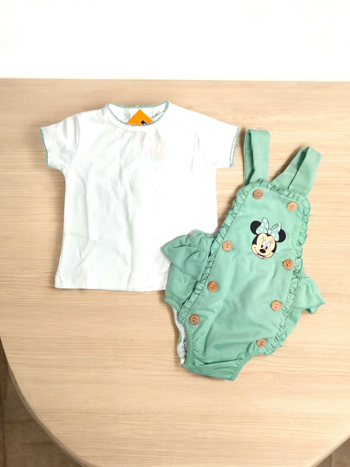 Conjunto de t-shirt branca e macacão verde água com personagem Minnie para bebé