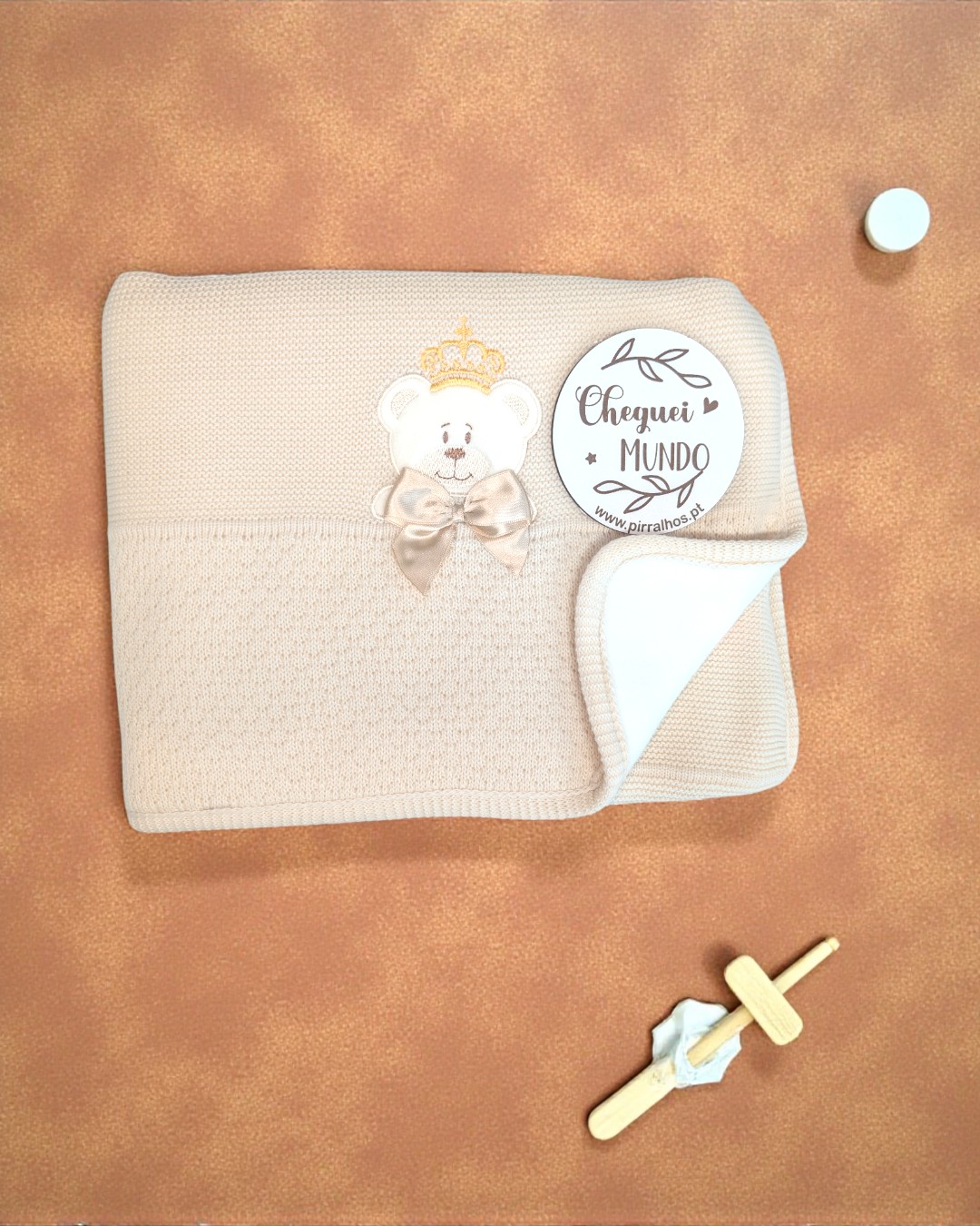 Manta bege para bebé com bordado de urso e chupeta de madeira