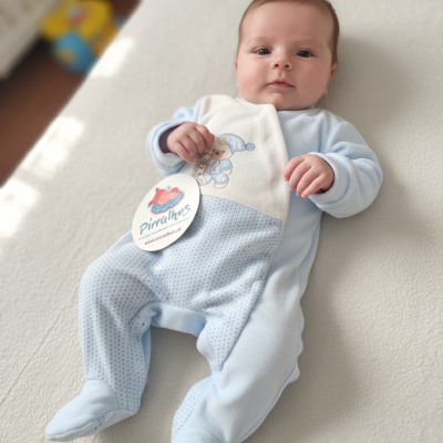 Macacão para bebé azul claro com ursinho e etiqueta da marca Pirralhos