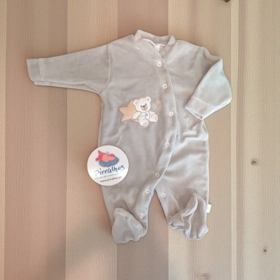Pijama cinzento claro para bebé com ursinho bordado e etiqueta pirralhos